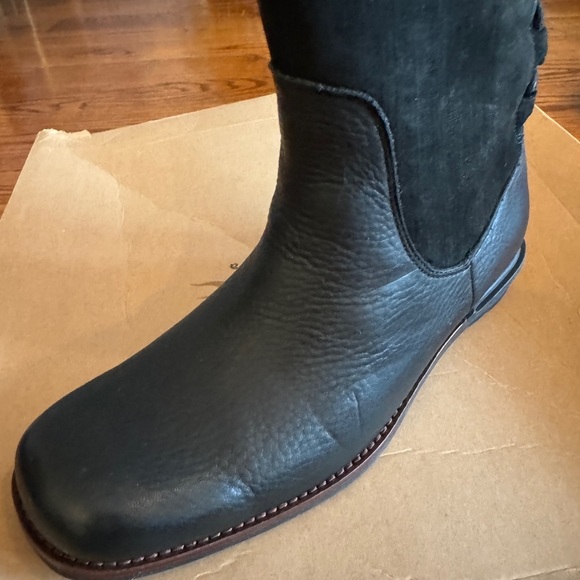 UGG Smithfield, new in box, size 9 - Picture 4 of 6